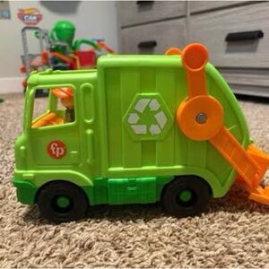 Fisher Price. Little People. Recycling Toy Truck/1 figure & 3 play pieces.